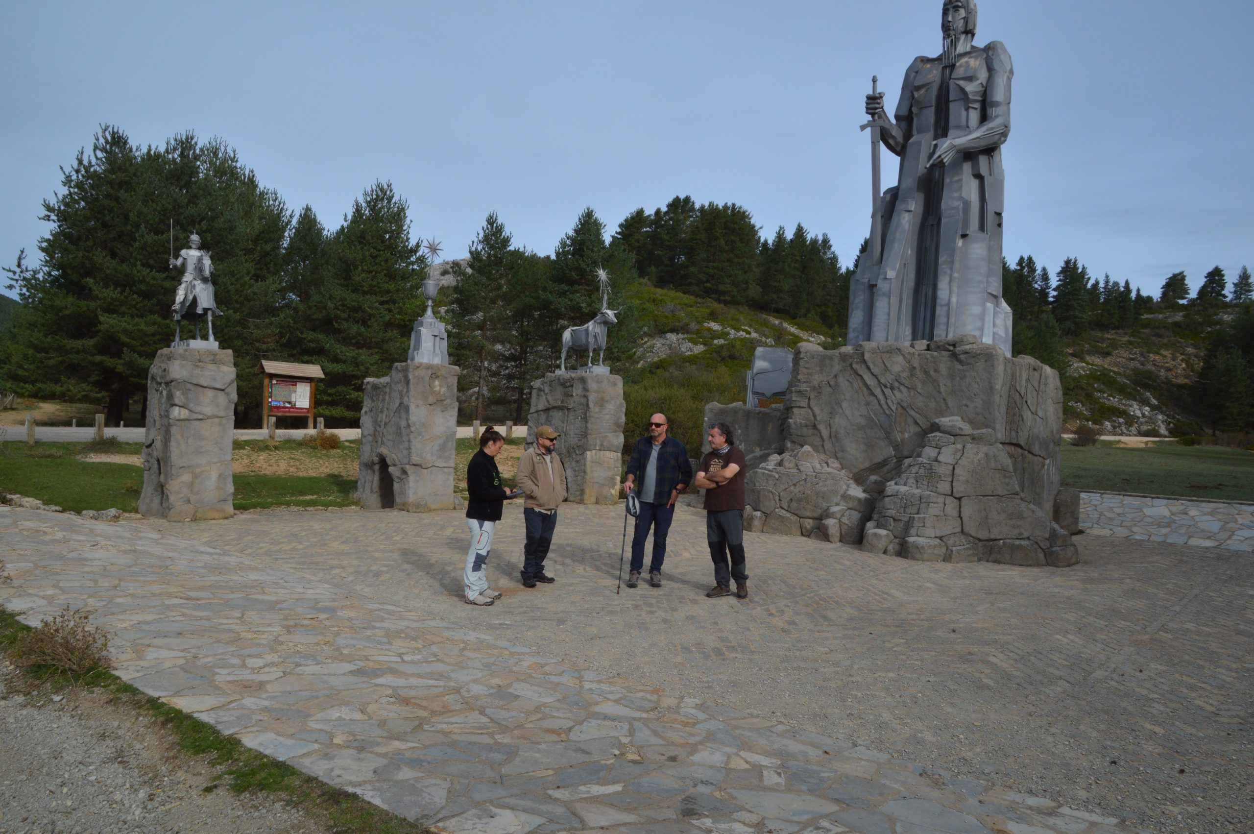 Participantes de Montes Universales 2026 en el monumento al nacimiento del río Tajo