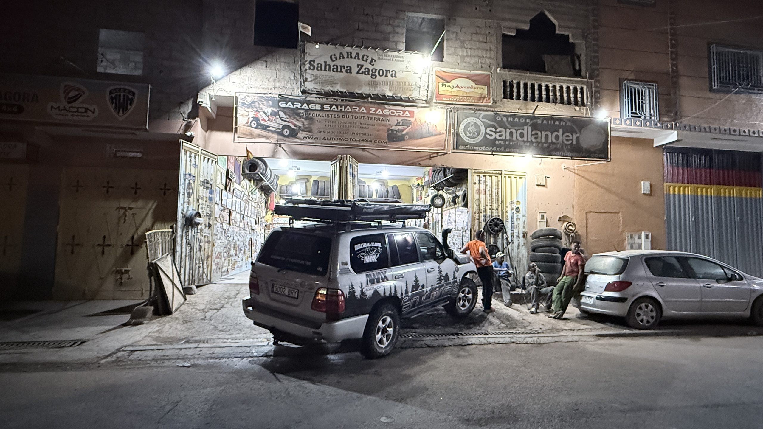 AKILA frente al Garage Sahara Zagora durante la reparación nocturna
